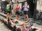 wisatawan-kunjungi-train-street-hanoi.jpg