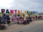 wisatawan-lokal-menikmati-pantai-pelangi-kota-sigli.jpg