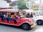 wisatawan-manaiki-mobil-listrik-klasik-yang-mulai-beroperasi-start-di-dishub-solo-sabtu-112022.jpg