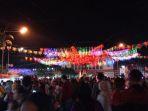 wisatawan-melihat-lampion-pasar-gede-solo.jpg
