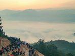 wisatawan-memadati-tempat-wisata-negeri-di-atas-awan-gunung-luhur-lebak-banten.jpg