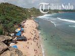 wisatawan-memenuhi-garis-pantai-nampu-di-dukuh-dringo-desakecamatan-paranggupito.jpg