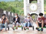 wisatawan-mencoba-wahana-mini-kereta-tradisional-atau-mirip-luge-di-the-lost-world-castle.jpg