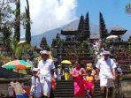 wisatawan-mengunjungi-kawasan-pura-besakih-karangasem-bali-beberapa-waktu-lalu.jpg