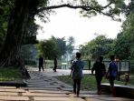 wisatawan-mengunjungi-kebun-raya-bogo_20171011_205014.jpg