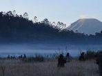 wisatawan-menikmati-embun-membeku-di-kawasan-dieng.jpg