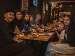 wisatawan-menikmati-makanan-di-the-straits-teppanyaki-satu-restoran-halal-di-singapura.jpg