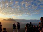 wisatawan-menikmati-matahari-terbit-dari-kawah-i-gunung-batur-di-kecamatan-kintamani.jpg