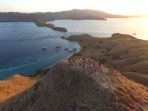 wisatawan-menikmati-pemandangan-saat-senja-di-atas-bukit-di-gili-lawa-darat_20180803_184907.jpg