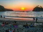 wisatawan-menikmati-sunset-di-pantai-crystal-bay.jpg