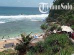 wisatawan-menuruni-jalanan-menuju-pantai-nampu-di-dukuh-dringo-desakecamatan-paranggupito.jpg