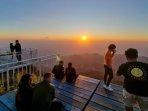 wisatawan-menyaksikan-sunset-di-taman-langit-telomoyo.jpg