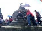 Jangan Asal Buktikan Mitos! Ini Bahaya Tak Terduga 'Merogoh' Tangan Patung Buddha di Borobudur