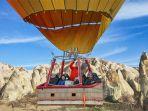 wisatawan-naik-balon-udara-di-cappadocia.jpg
