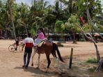 wisatawan-pantai-kelapa-tuban-2.jpg