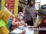 wisatawan-saat-melakukan-rapid-test-di-wisata-pantai-dalegan.jpg