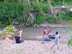 wisatawan-sedang-asyik-bermain-air-di-wisata-river-tubing-mayangsari-semarang-kamis-3092021.jpg
