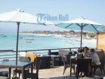 wisatawan-sedang-menikmati-hidangan-di-sebuah-restaurant-di-nusa-lembongan.jpg