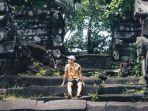 wisatawan-selfie-berlatar-nan-madol.jpg