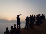 wisatawan-selfie-di-negeri-di-atas-awan-gunung-luhur.jpg