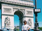 wisatawan-yang-berfoto-dengan-latar-belakang-arc-de-triomphe.jpg