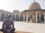 wisatawan-yang-berfoto-dengan-latar-masjid-amru-bin-al-ash.jpg