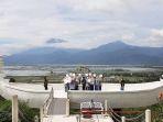 wisatawan-yang-berfoto-di-spot-anjungan-berbentuk-naga-eling-bening.jpg
