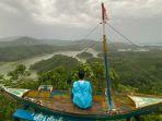 wisatawan-yang-berpose-dengan-latar-bukit-matang-kaladan.jpg