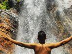 wisatawan-yang-berpose-dengan-latar-coban-wonoasri.jpg