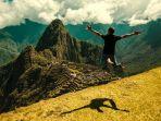 wisatawan-yang-berpose-dengan-latar-machu-picchu.jpg