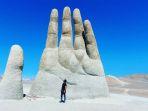 wisatawan-yang-berpose-dengan-latar-mano-del-desierto.jpg