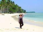 wisatawan-yang-berpose-dengan-latar-pulau-kaniungan.jpg