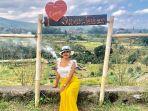 wisatawan-yang-berpose-dengan-latar-subak-jatiluwih-di-bali.jpg