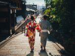 wisatawan-yang-keliling-kyoto-jepang-mengenakan-yukata.jpg
