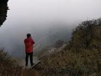 wisatawan-yang-melakukan-perjalanan-menuju-kuil-fanjingshan-china.jpg