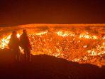 wisatawan-yang-melihat-gerbang-neraka-di-turkmenistan-dari-dekat.jpg