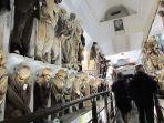 wisatawan-yang-mengunjungi-capuchin-catacombs-satu-catacombs-dan-osuarium-paling-populer-di-dunia.jpg