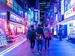 wisatawan-yang-menjelajah-kawasan-akihabara-jepang-untuk-mencari-produk-elektronik.jpg