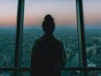 wisatawan-yang-menyaksikan-sunset-dari-dek-observasi-tokyo-skytree-tokyo-jepang.jpg