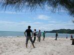 wisatawan-yang-sedang-bermain-di-pantai-melur.jpg