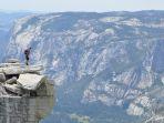 wisatawan-yang-sedang-berpose-di-tepi-tebing-taman-nasional-grand-canyon.jpg