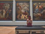 wisatawan-yang-sedang-melihat-karya-seni-di-museum.jpg
