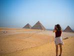 wisatawan-yang-sedang-memotret-piramida-di-giza.jpg