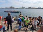 wisatawan-yang-sedang-mengabadikan-gambar-patung-putri-duyung-kecil-di-denmark.jpg