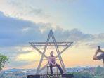 wisatawan-yang-sedang-mengabadikan-momen-di-puncak-dabo.jpg