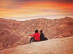 wisatawan-yang-sedang-menikmati-sunset-di-death-valley.jpg