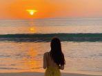 wisatawan-yang-sedang-menikmati-sunset-di-pantai-jimbaran-jumat-27122019.jpg