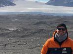 wisatawan-yang-selfie-berlatar-mcmurdo-dry-valleys-di-antartika.jpg