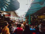 wisatawan-yang-tengah-berbelanja-oleh-oleh-khas-bangkok-thailand.jpg