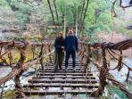 wisatawan-yang-tengah-berpose-dengan-latar-iya-vine-bridges-2.jpg